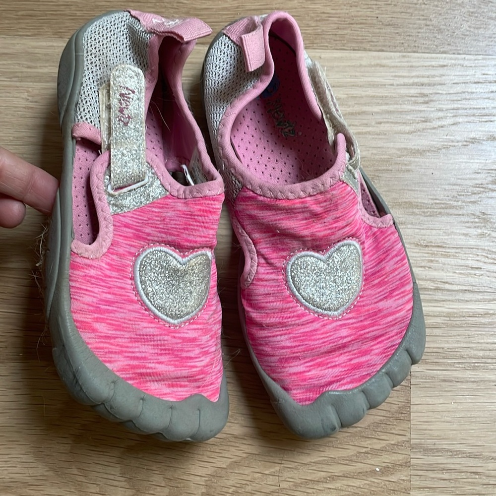 ❤️ Newtz Water Shoes Girls size 1 ❤️ F5